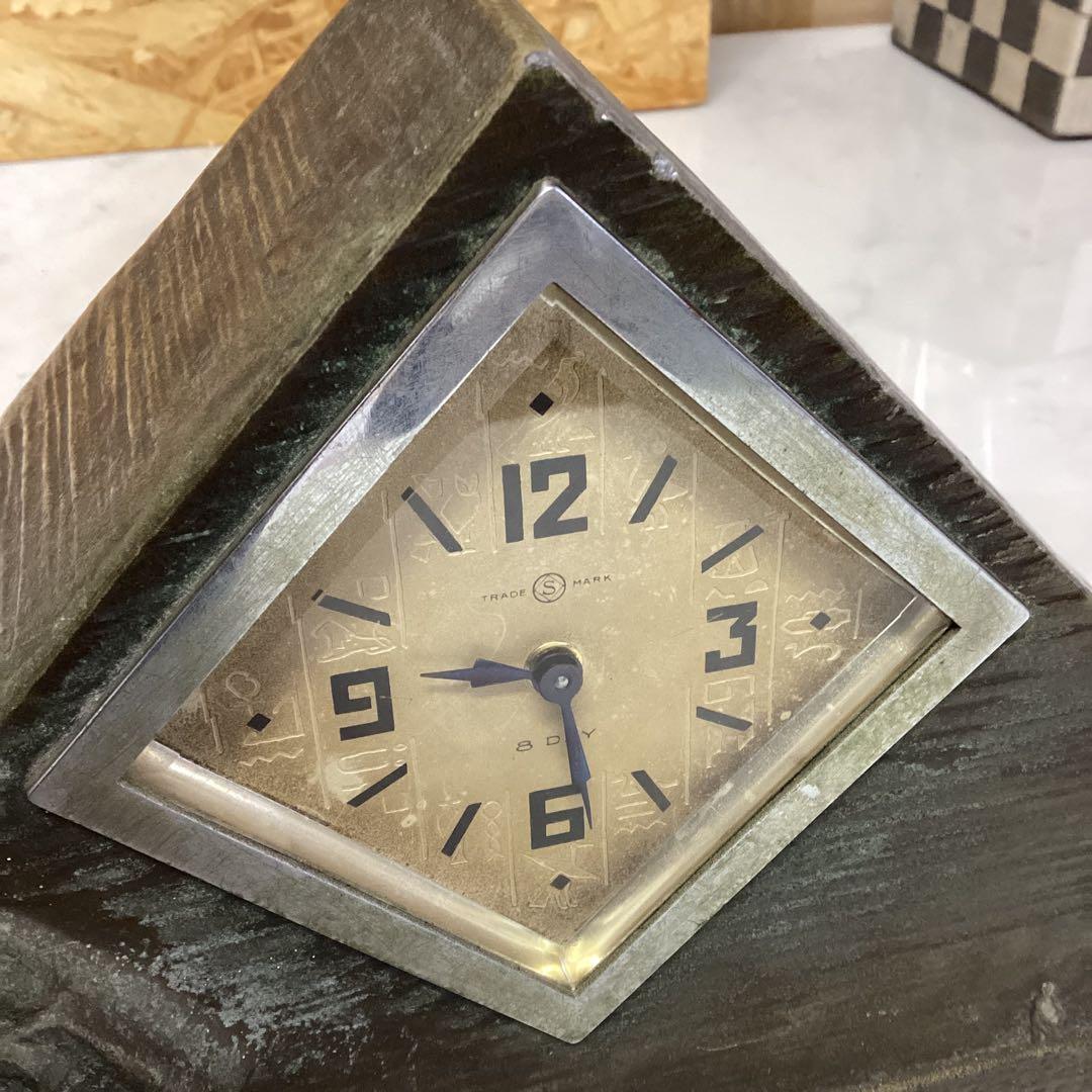 三角形　スフィンクス　彫刻付き　置き時計　ピラミッド　金属製　金色　（ち-58）