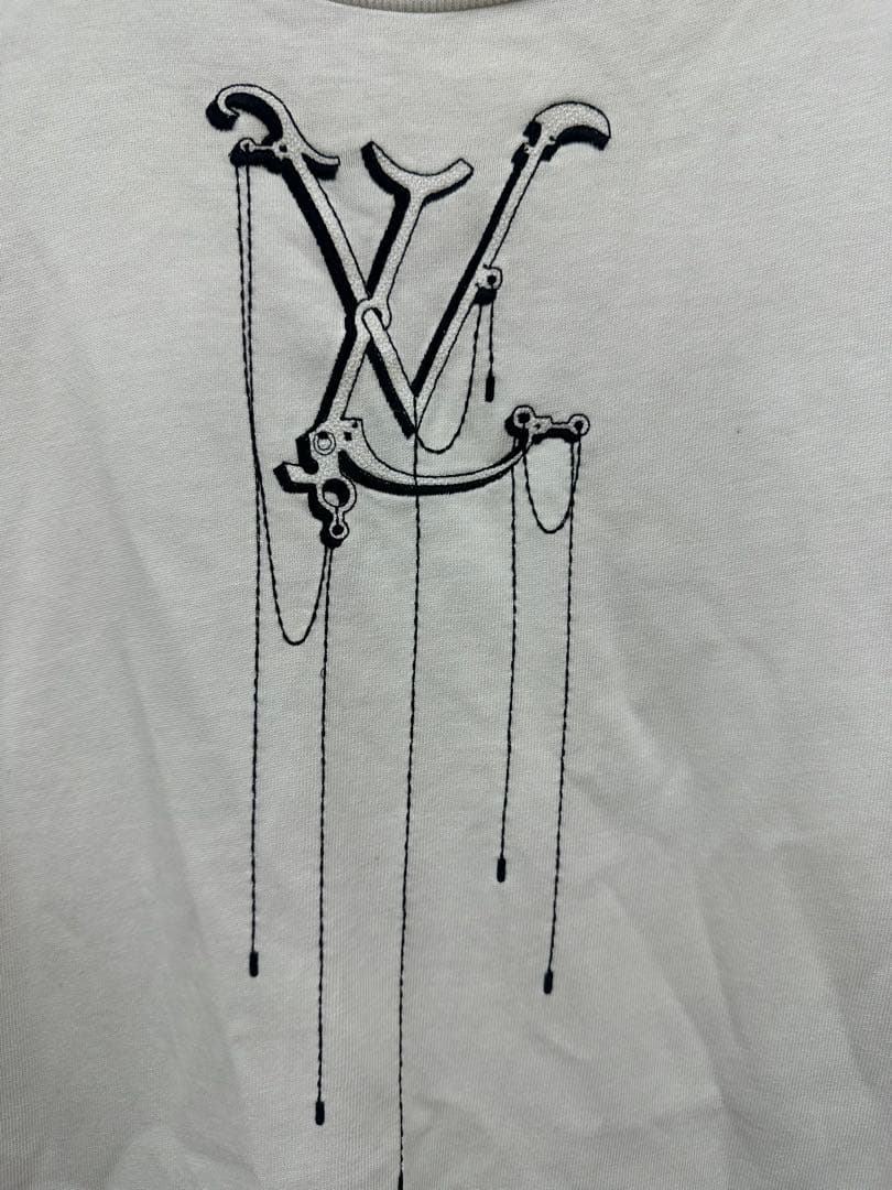 ルイ・ヴィトンのLVペンダントエンブロイダリーTシャツ