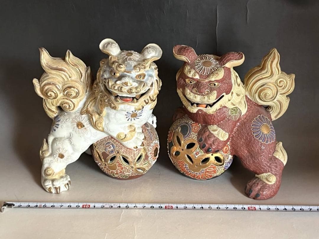 置物■玉乗り獅子 古い九谷焼き 紅白二体 一対 オブジェ 時代物 骨董品■