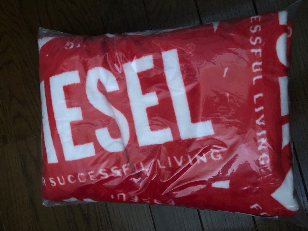 DIESEL ギフト　赤ロゴ入り　ホリデーラッピング　ノベルティブランケット