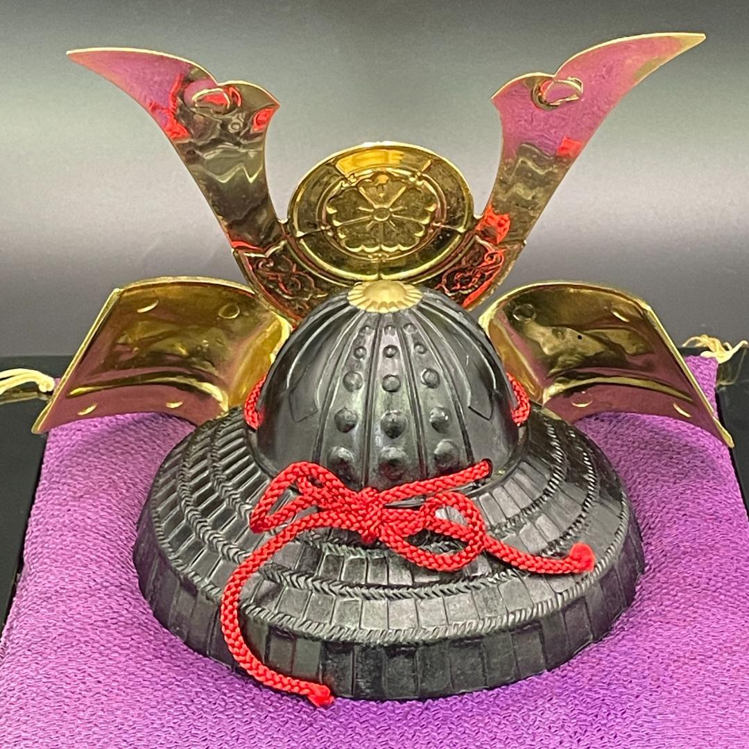 戦国武将兜 織田信長公 出世兜 飾台 盃 セット ミニ兜 金色兜 黒兜 赤房
