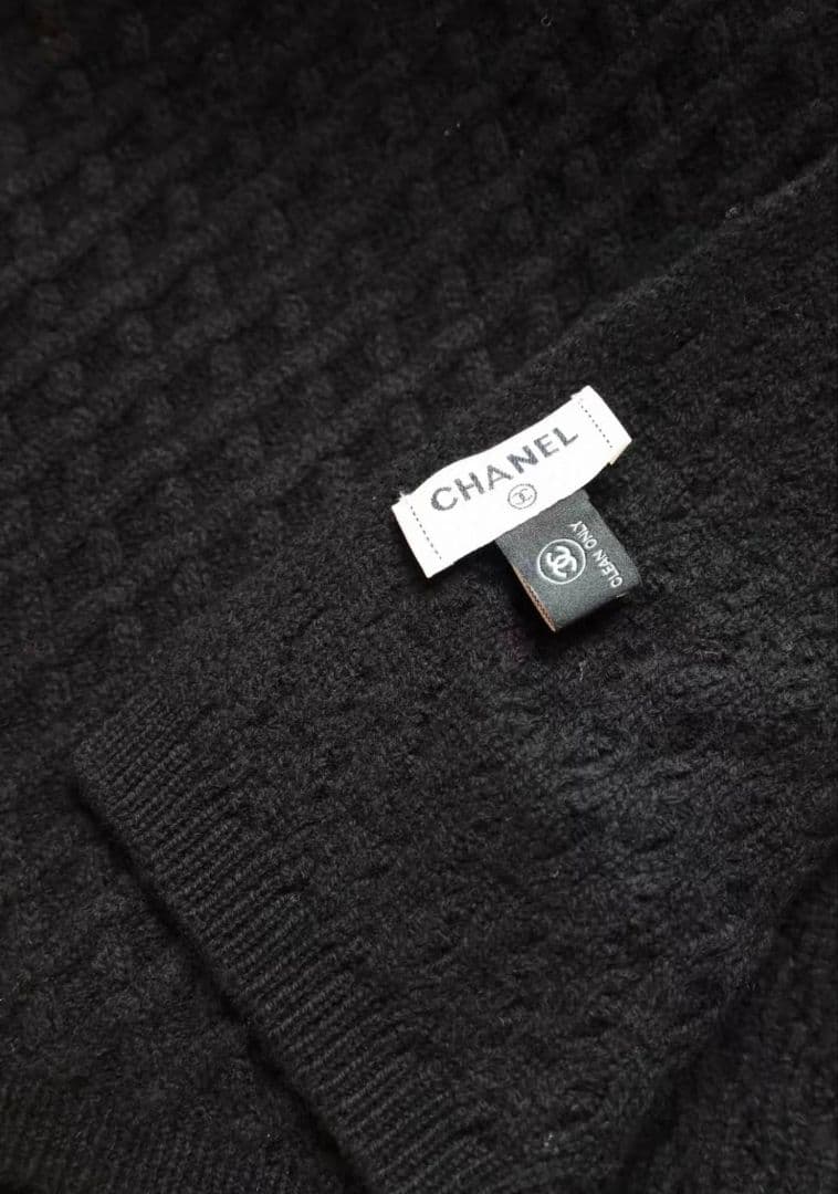 優しい雰囲気のニットダイヤ柄 CHANEL ブラックマフラー