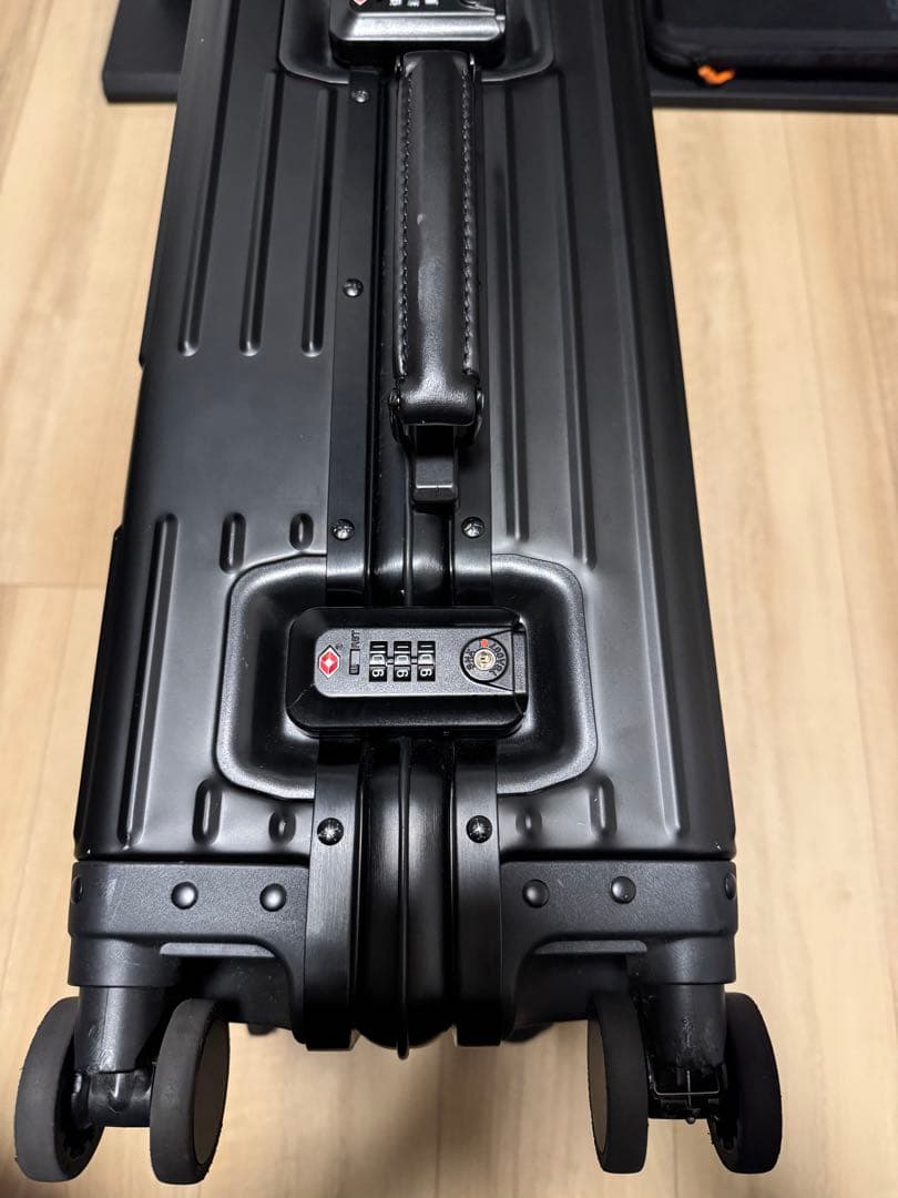 【中古】イノベーター　スーツケース　アルミ　ブラック innovator