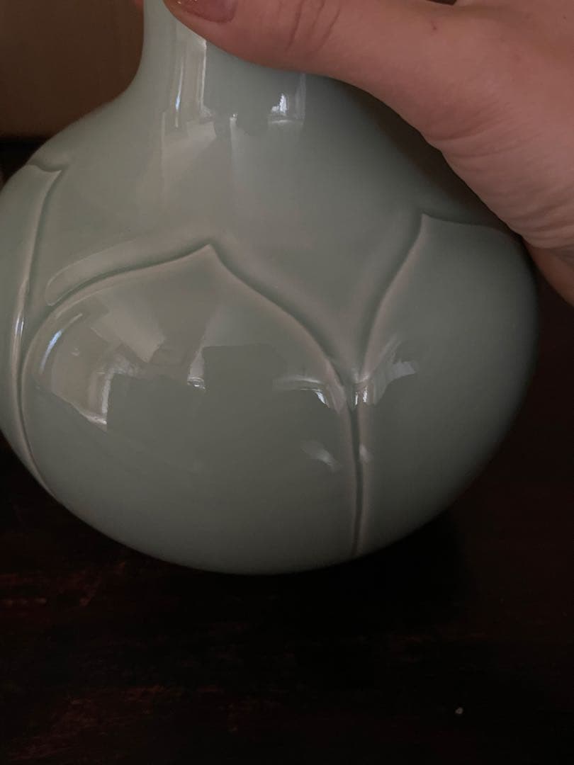 淡いグリーンの花弁模様花瓶 陶器製花瓶。