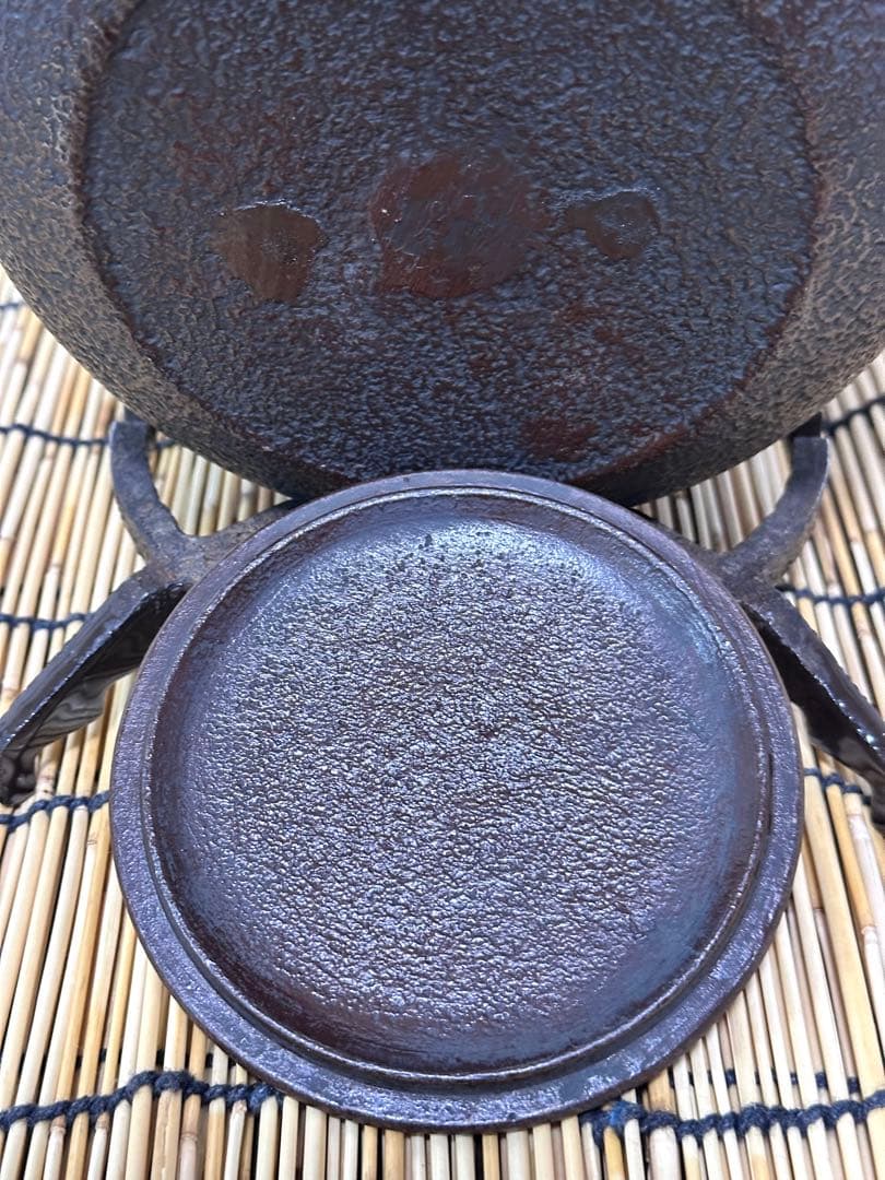 未使用品、栞付　南部岩鋳造捻鉉鳴摘１５型アラレ　南部鉄瓶　南部鉄器　鉄瓶