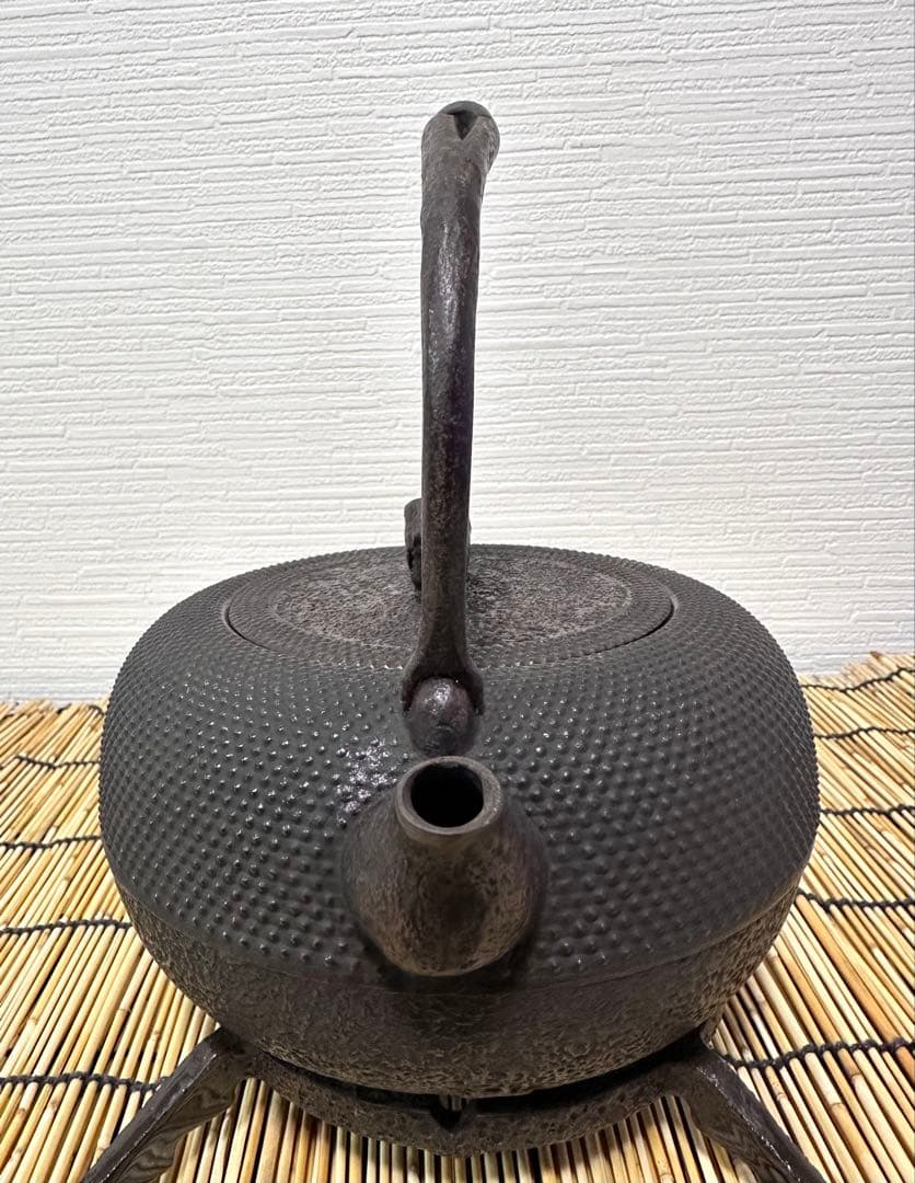 未使用品、栞付　南部岩鋳造捻鉉鳴摘１５型アラレ　南部鉄瓶　南部鉄器　鉄瓶