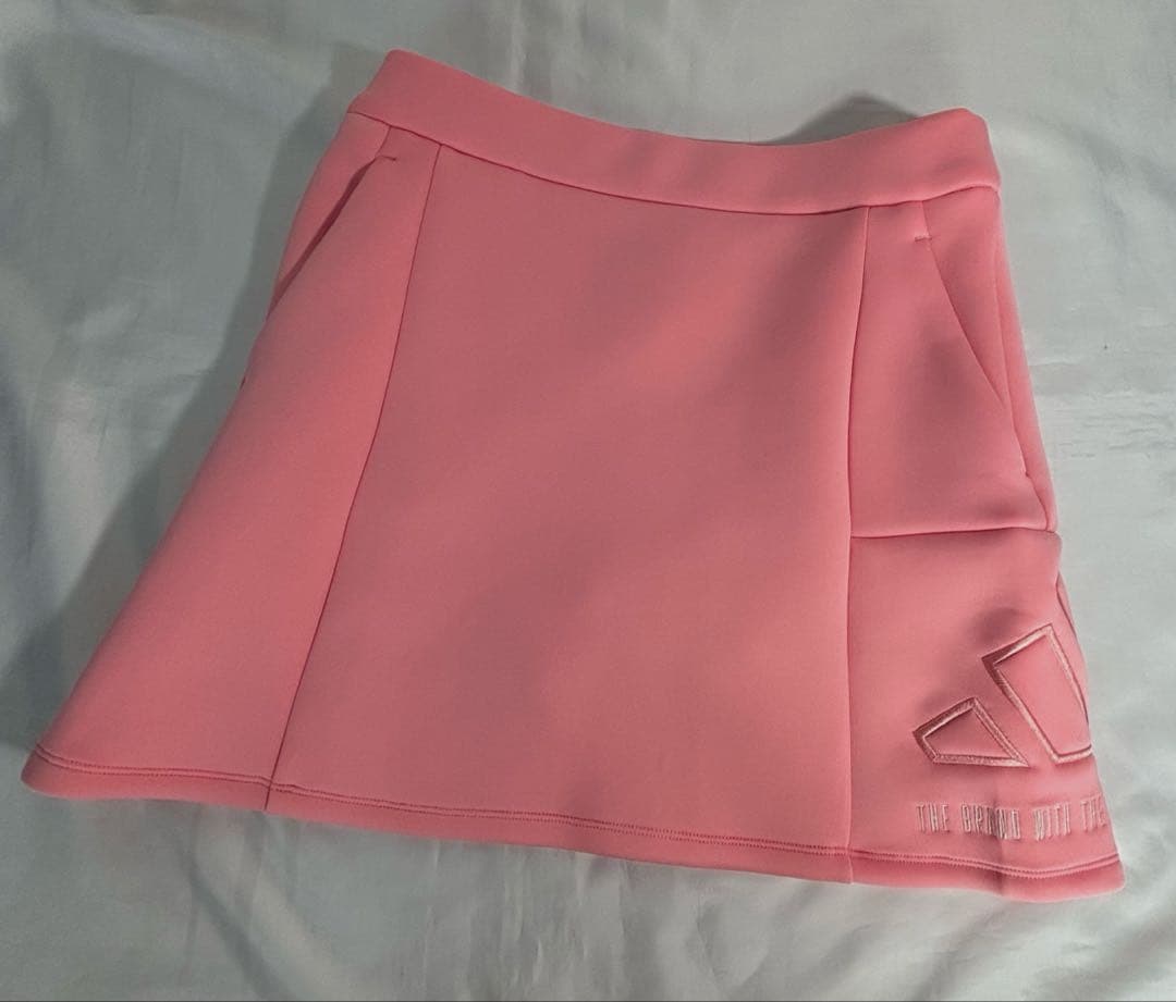 未使用アディダス ゴルフ　ダンボールニットセットアップ　フーディー　スカート