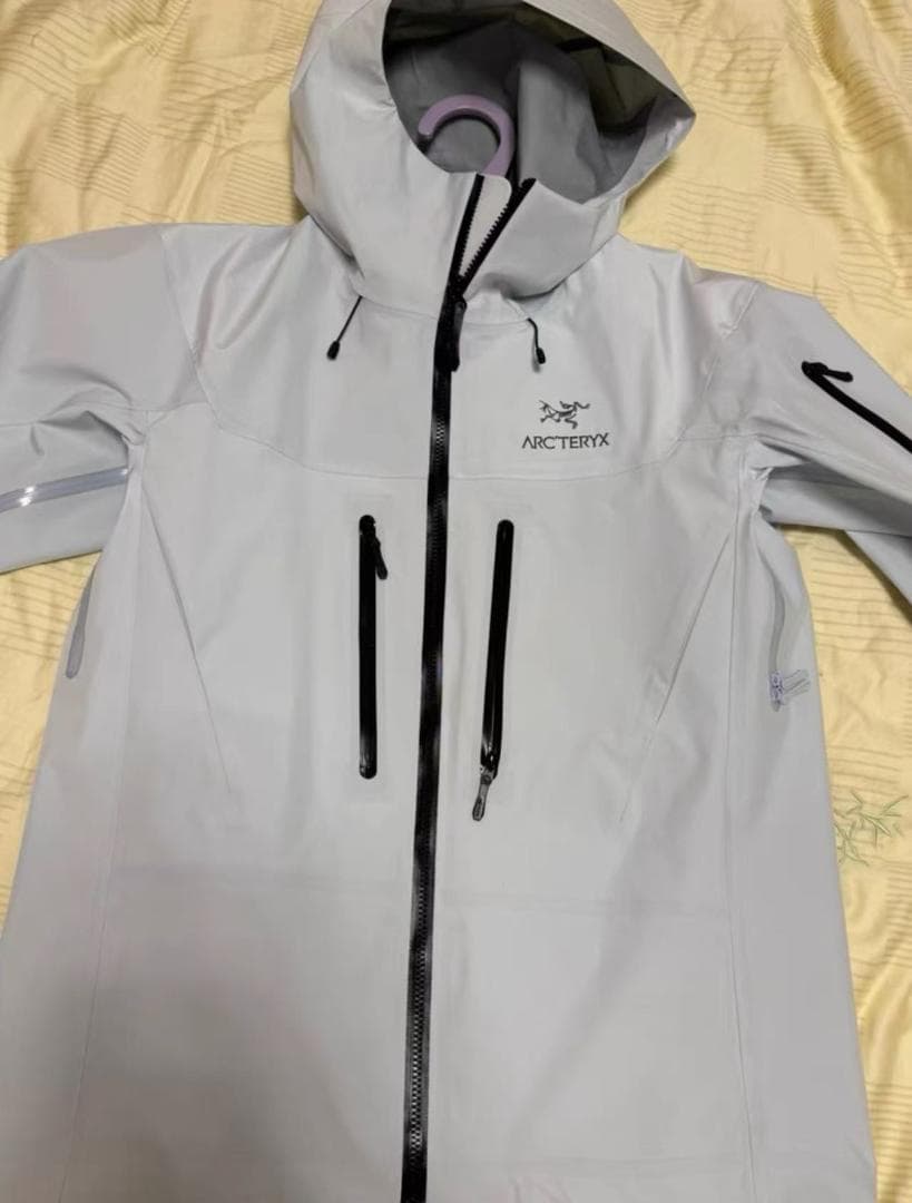 ARC'TERYXマウンテンパーカーMサイズホワイトシンプルでスタイリッシュ