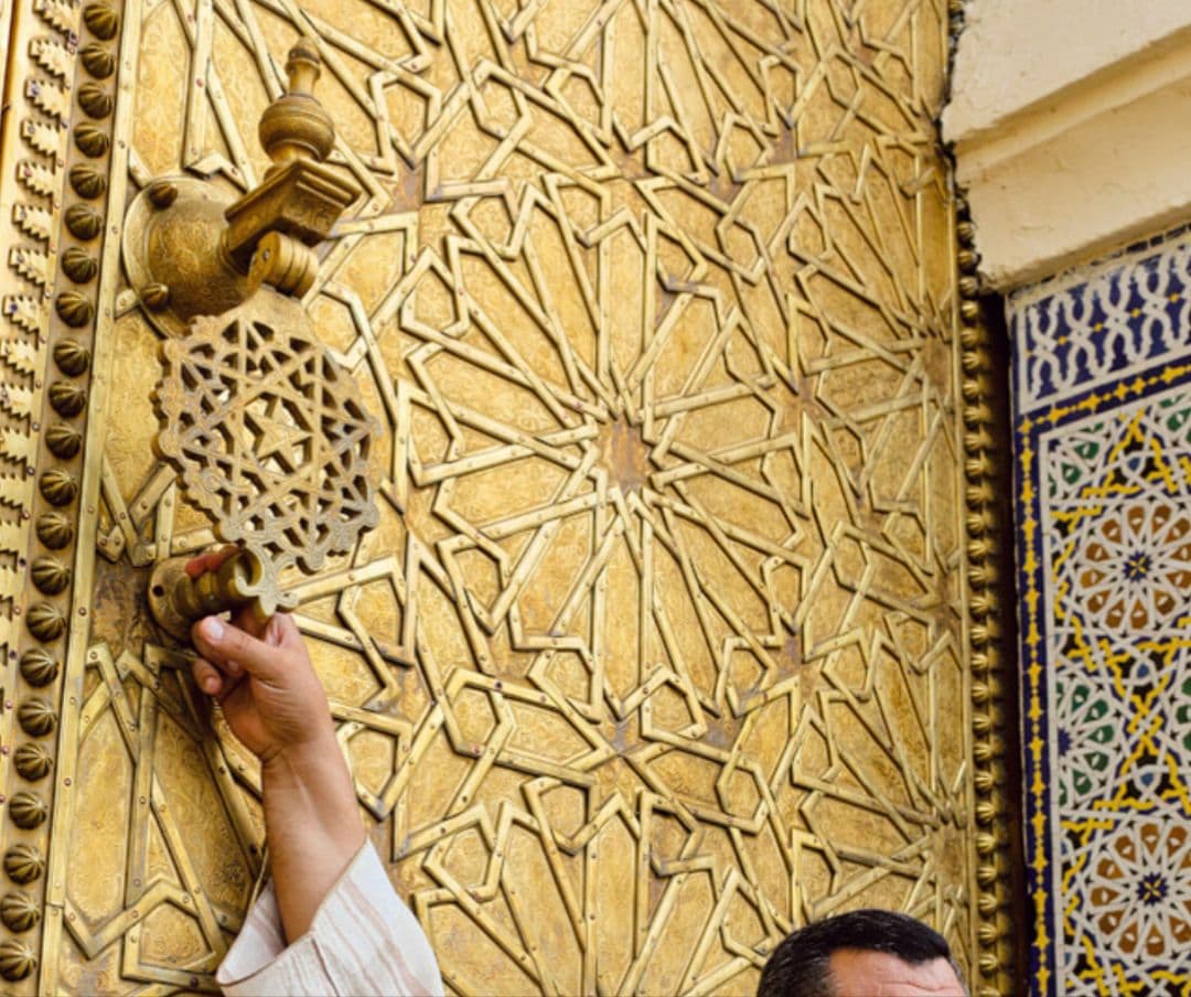 これはモロッコの伝統的な扉用ノッカー（ドアノッカー）です。