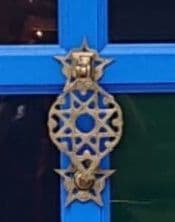 これはモロッコの伝統的な扉用ノッカー（ドアノッカー）です。