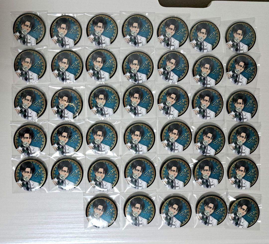 進撃の巨人 リヴァイ・アッカーマン バースデー缶バッジ 白スーツ