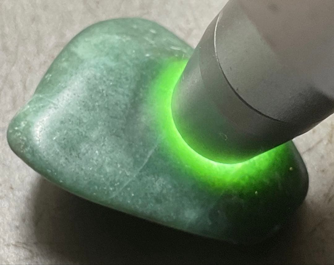 濃緑色　糸魚川翡翠11g ヒスイ　ひすい