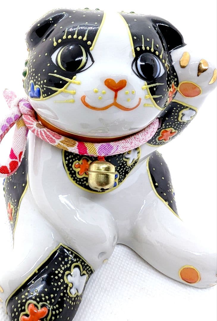 九谷焼　招き猫　スコティッシュフォールド　子猫　金彩黒盛り　花柄　左手あげ開運