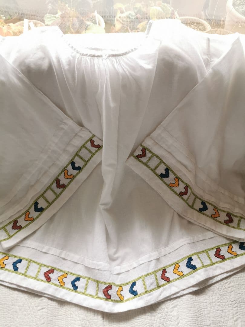 アンティークベルギー ニードルポイント色糸手刺繍 柔らかなファインリネンスモック