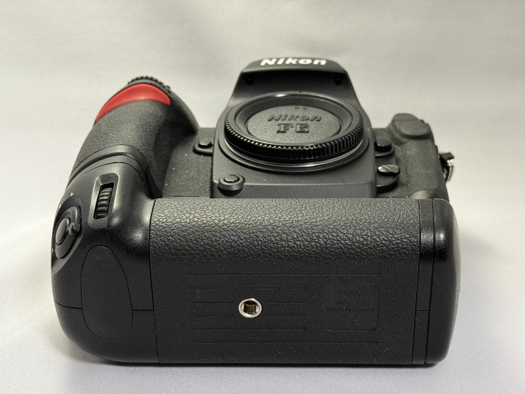 Nikon F6（バッテリーパック MB-40付き）
