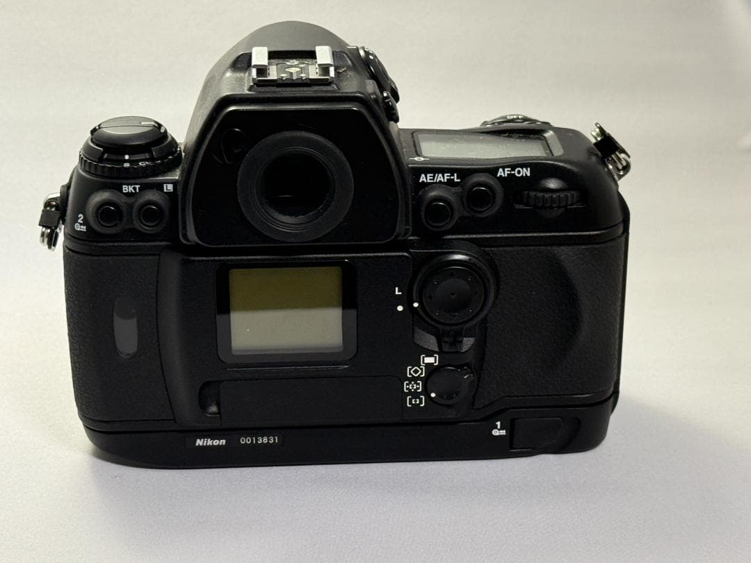 Nikon F6（バッテリーパック MB-40付き）