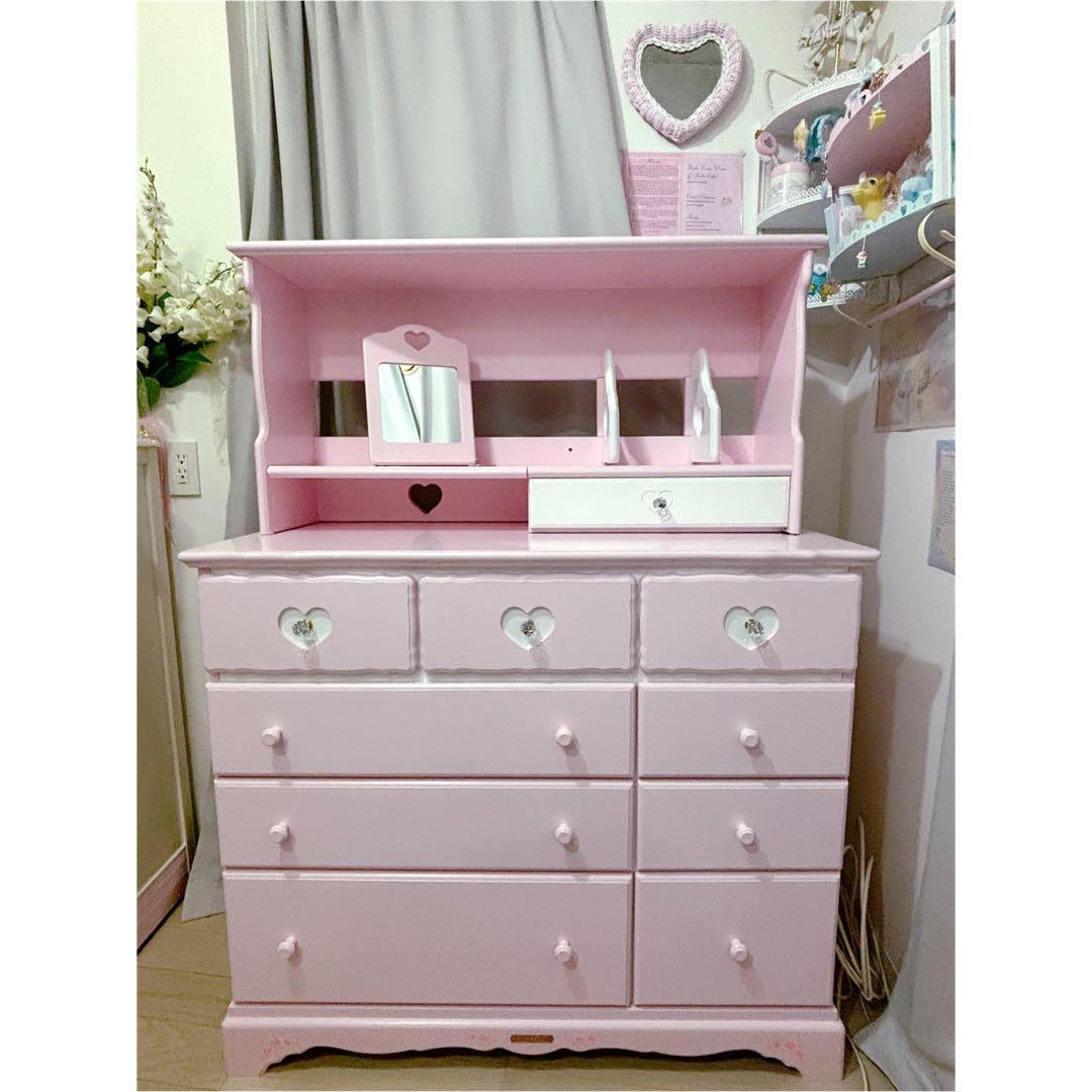 ピンクのハート型ドレッサー