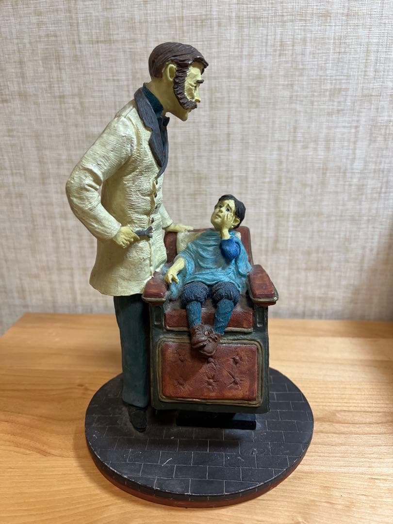 歯科医と子供のフィギュア 約23.5cm