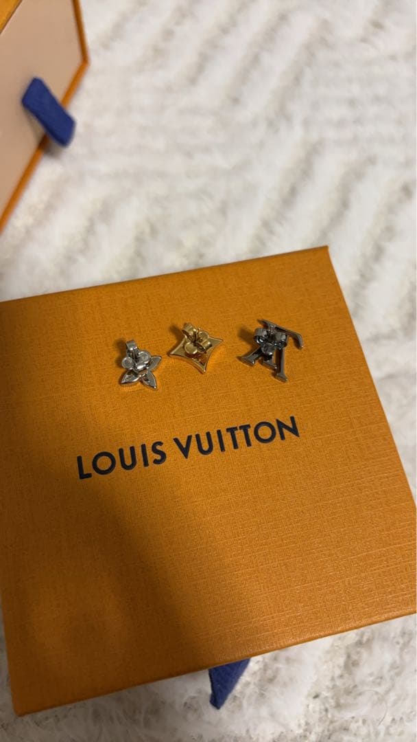 Louis Vuitton シルバーロゴピアスセット