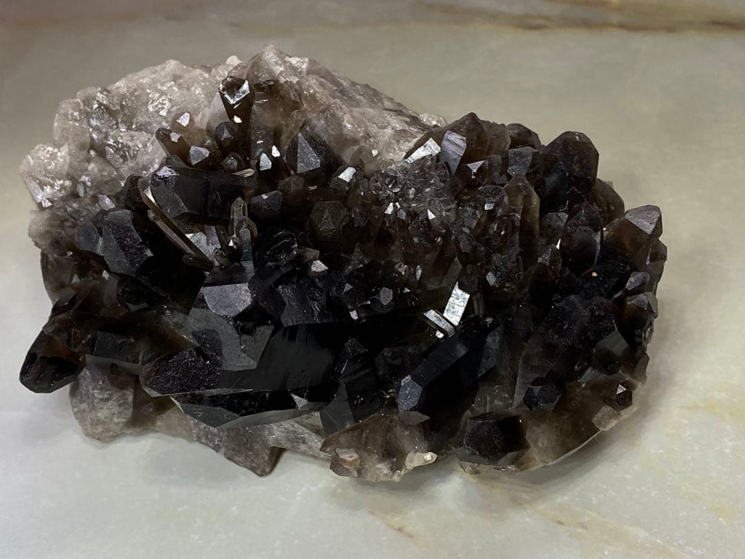 T1030-24ブラジル産水晶母岩モリオンスモーキークォーツ原石クラスター黒水晶