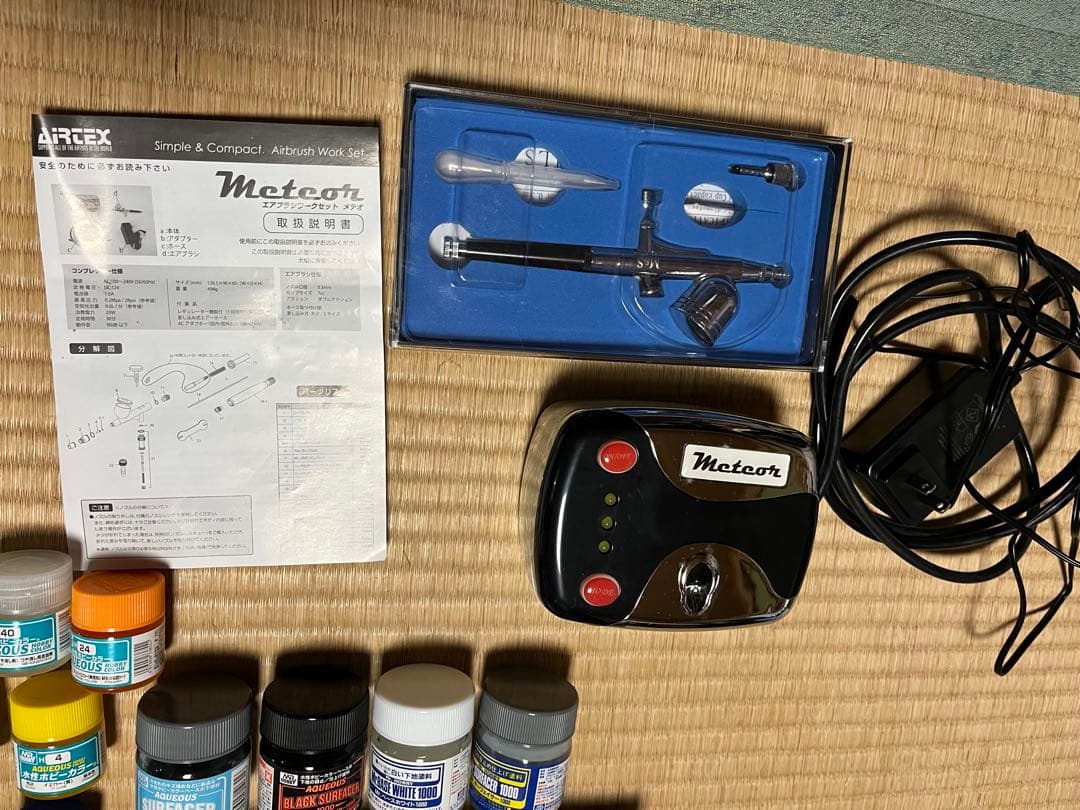 アクリル塗料セットとエアブラシ