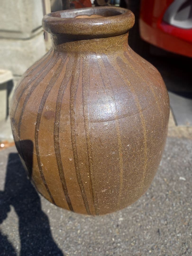 古いレア物の壺です。