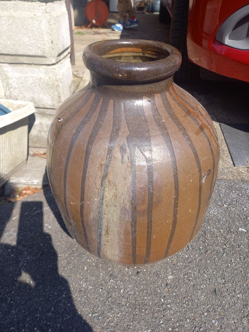 古いレア物の壺です。