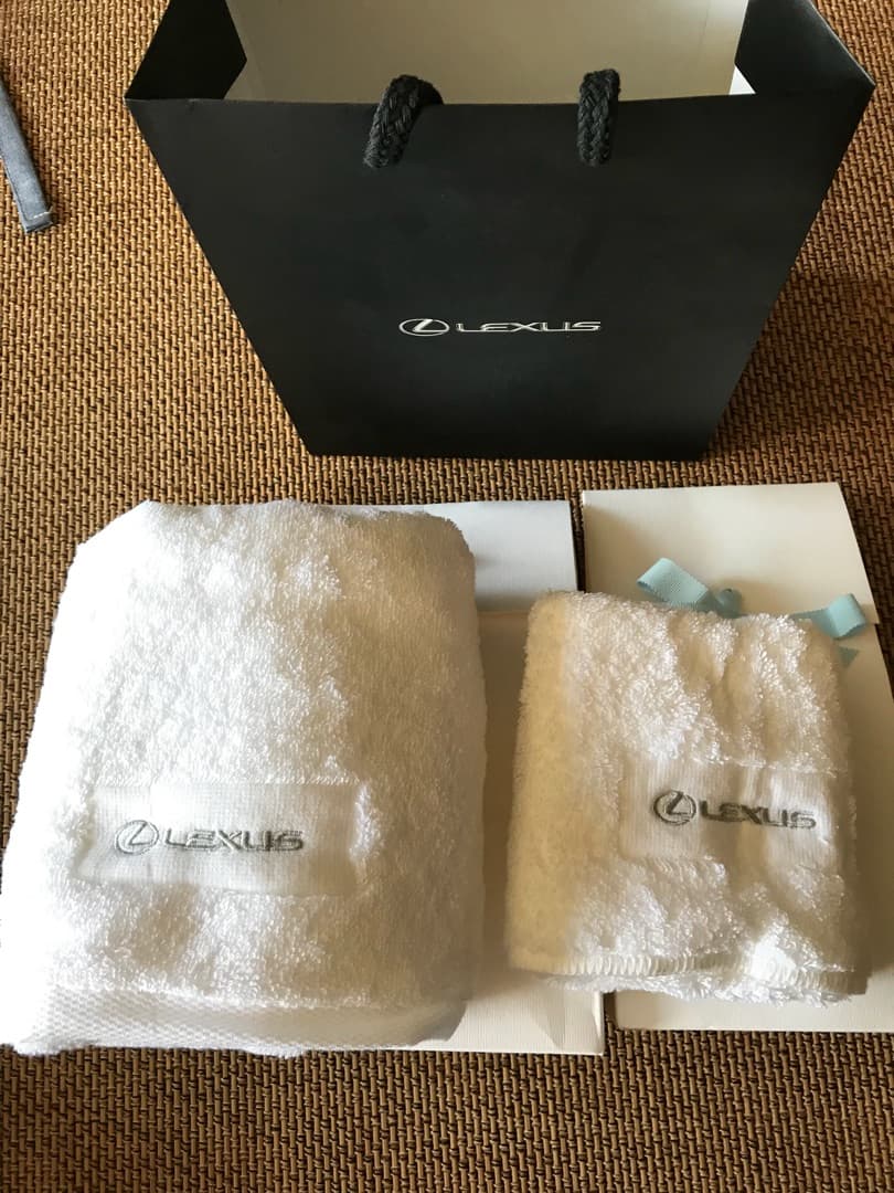 レクサスのフェイスタオルとバスタオル2枚組です。