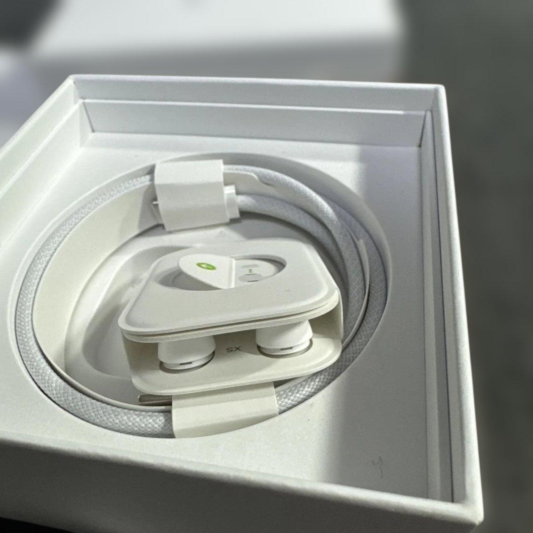 AirPodsプロ第二世代　USB-C本体 ホワイト 充電ケース付き　右耳のみ