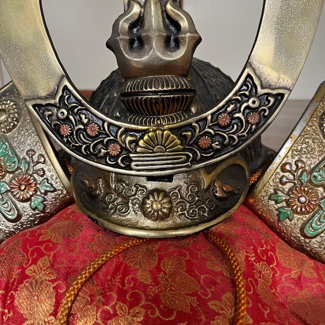 金色装飾の兜 菊花紋章入り　日本国皇室顎紐付き　赤いクッション付き　8.8kg