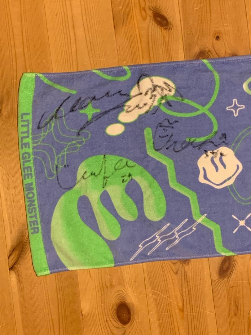 Little Glee Monsterサイン入りタオル