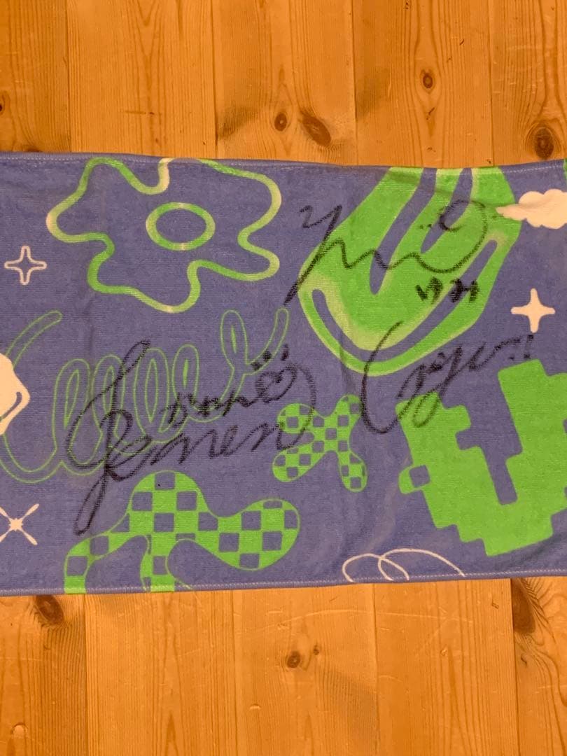 Little Glee Monsterサイン入りタオル