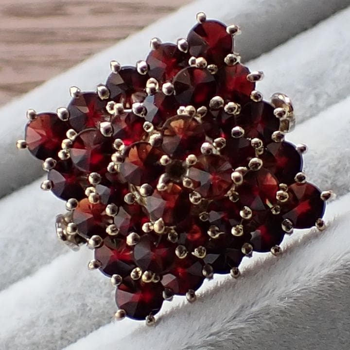 ヴィンテージ チェコ製 ボヘミアンガーネット ピラミッド型ゴールド色リング 指輪