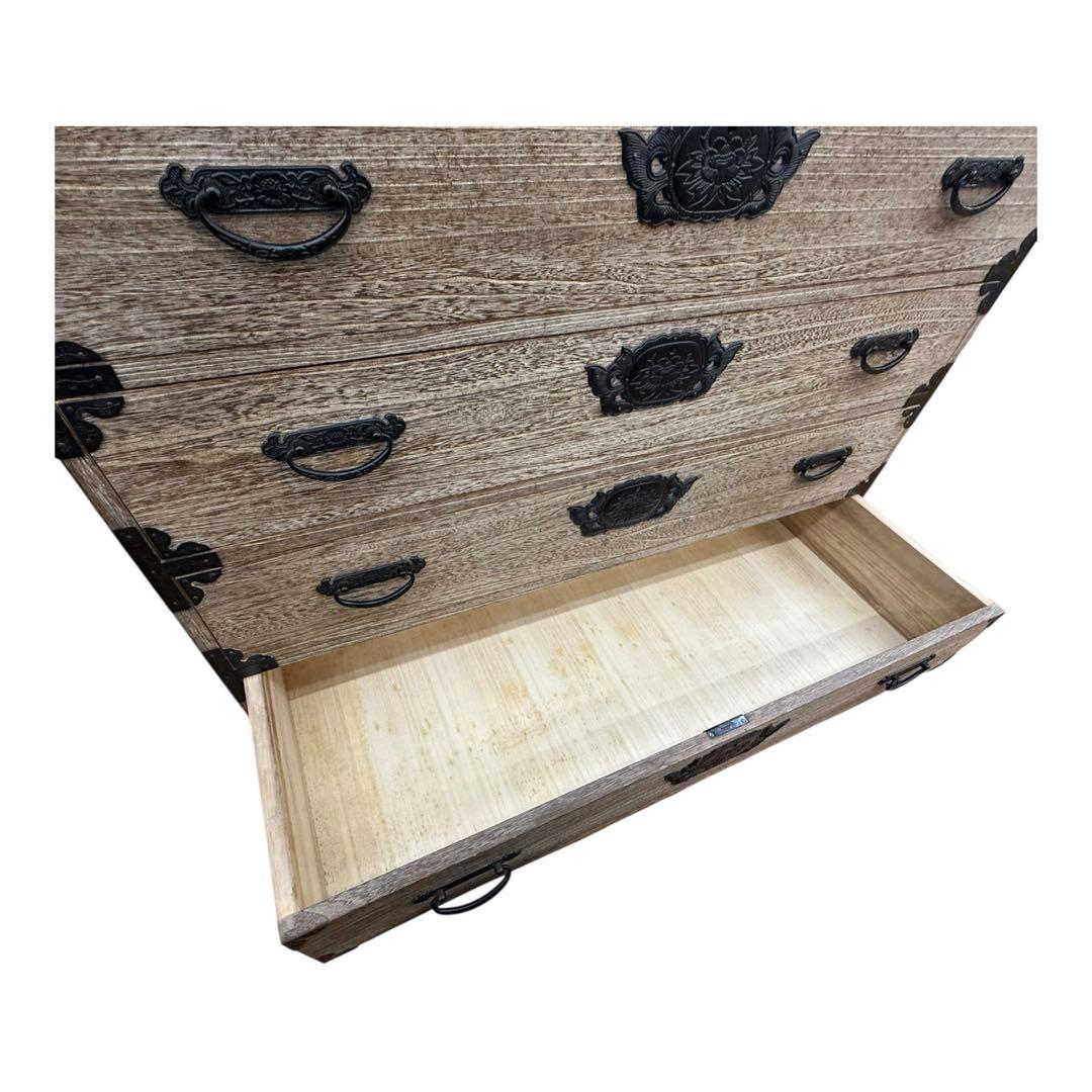 中古　国産　職人手造り　凝った金具が目を引く総桐箪笥