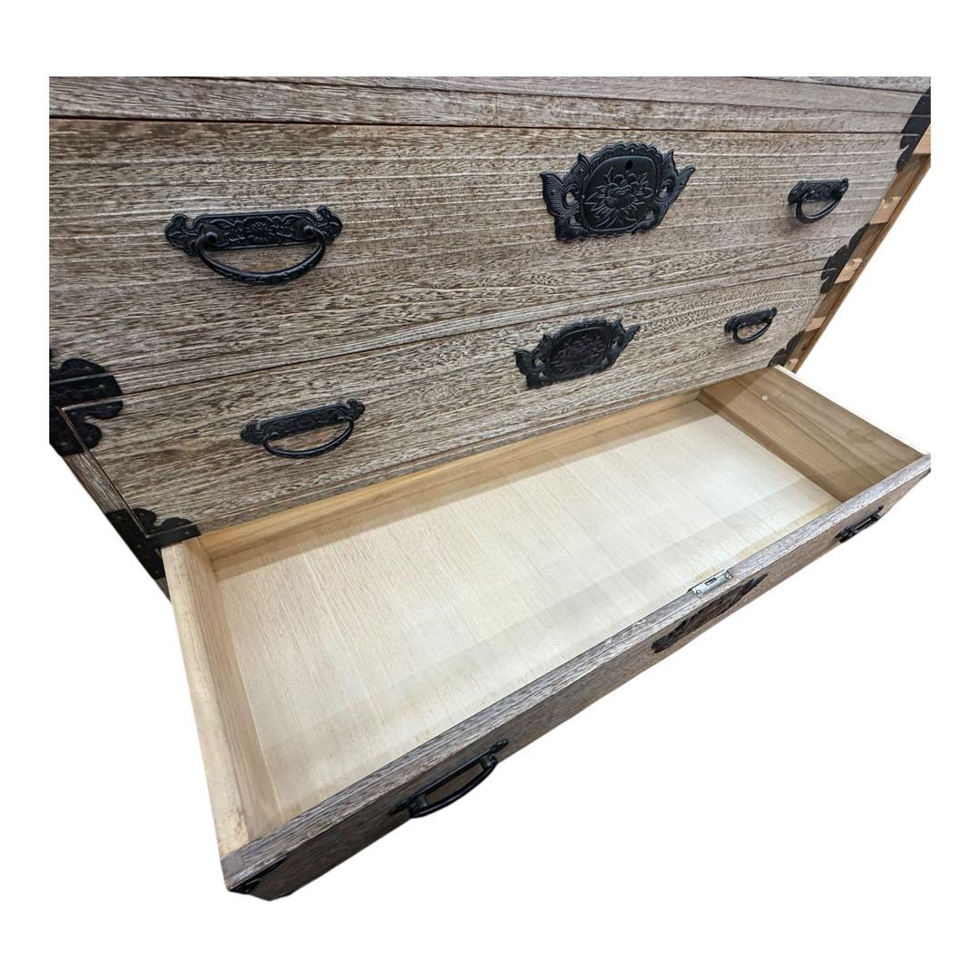 中古　国産　職人手造り　凝った金具が目を引く総桐箪笥