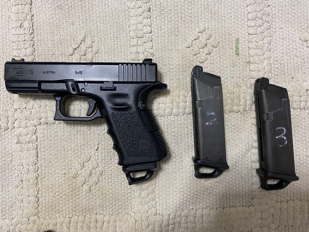 グロック19 9ミリピストル ホルスター 予備マガジン付き 東京マルイ　ガスブロ