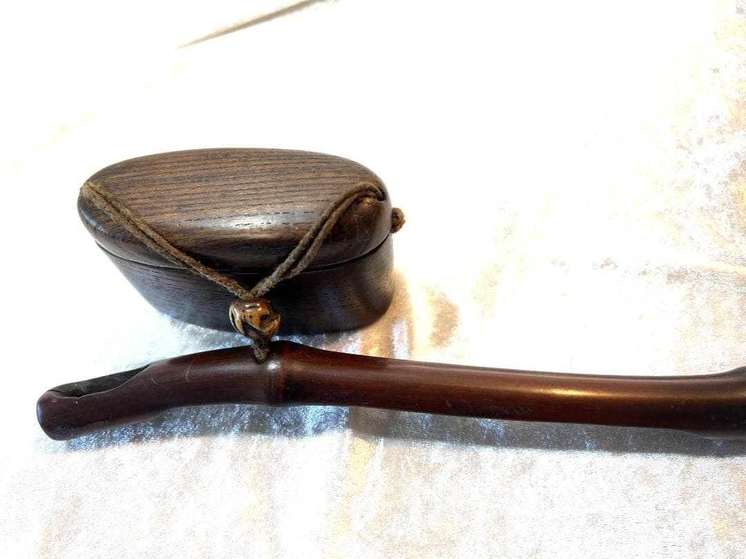 煙草入れ　木製　煙管入れと煙草入れと緒締め付き　煙管入れは竹製　緒締めは骨