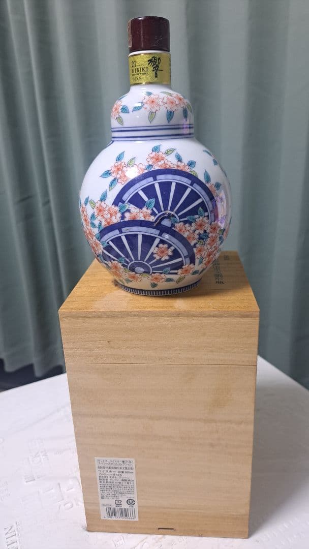 サントリー響色絵桜御所車文様形瓶 600ml(空瓶となります)