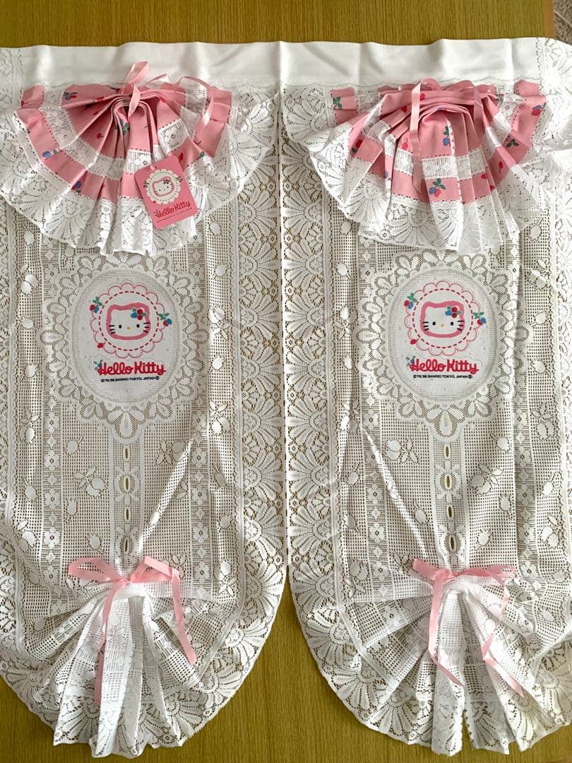 サンリオ　ハローキティ　レースのれんレトロ