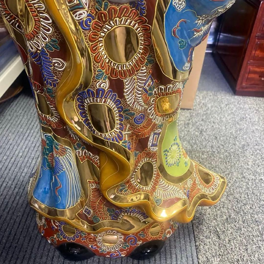 伝統陶器九谷焼、達磨だるま、装飾陶器像 、金色模様、存在感ある。