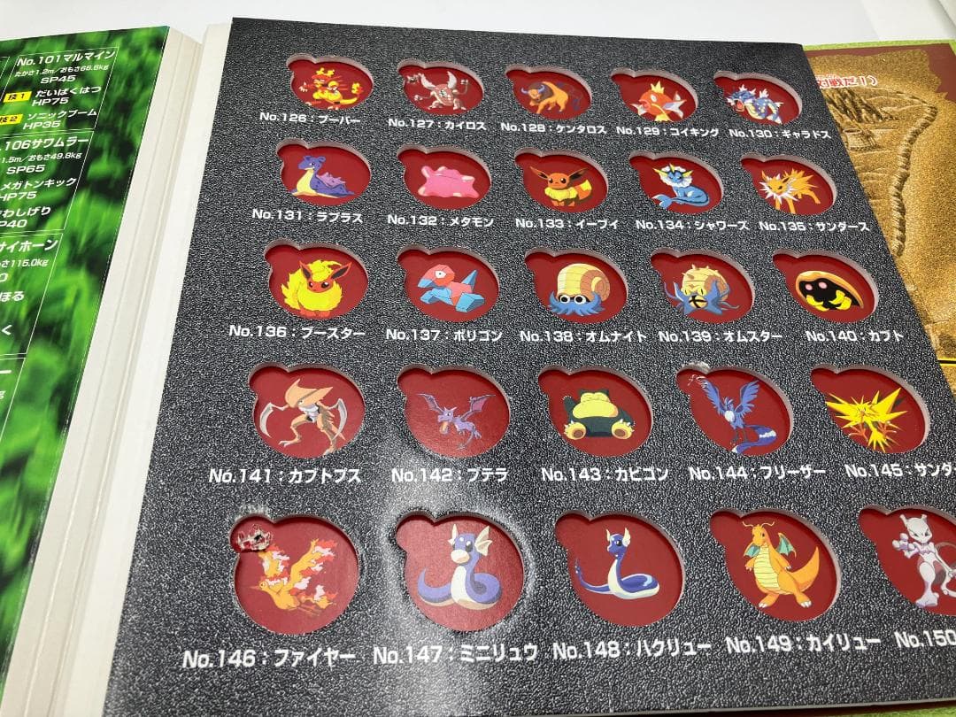 ポケモン　メタル　１５１種　コンプ　メダル　　明治