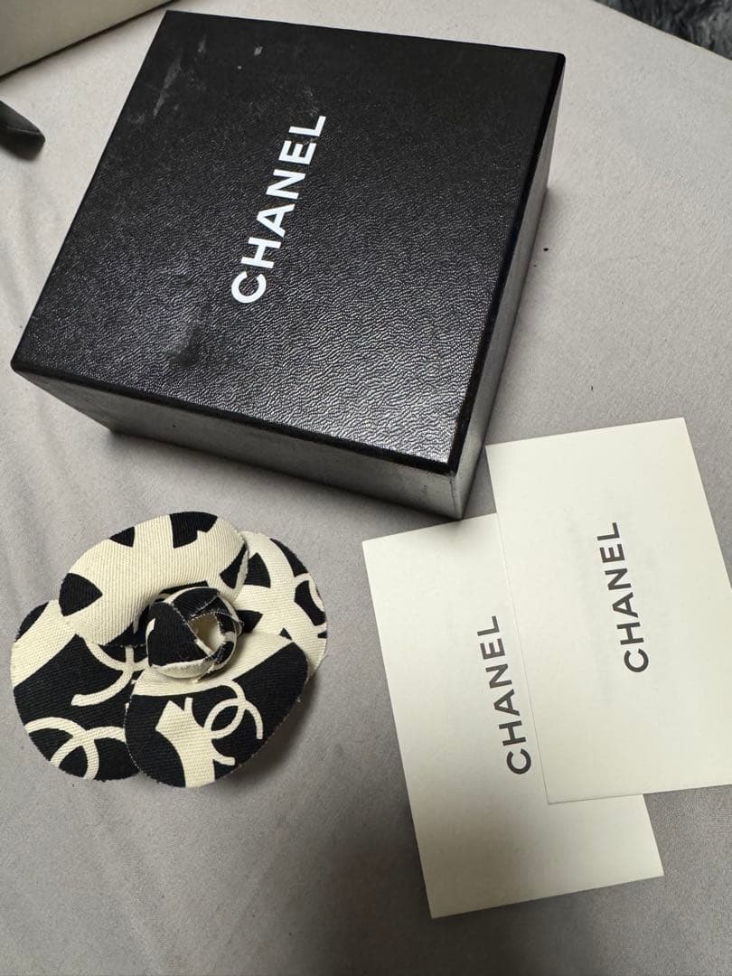 CHANEL コサージュ 黒と白 デザイン