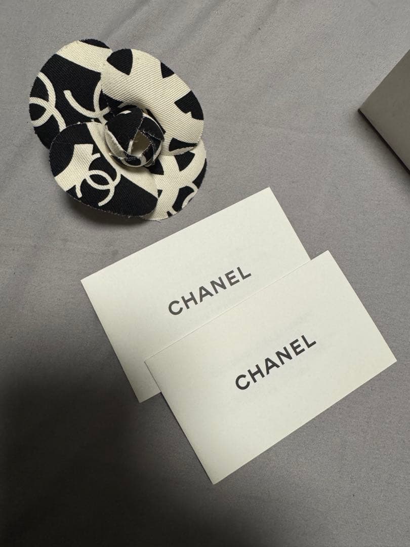 CHANEL コサージュ 黒と白 デザイン