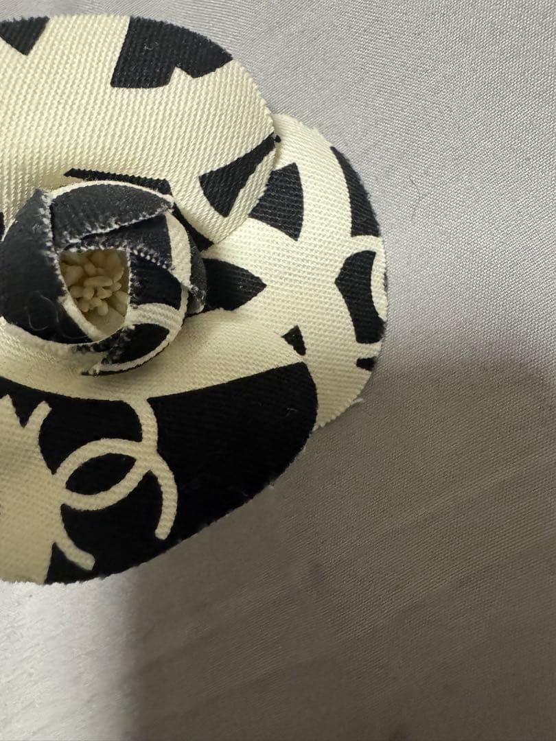 CHANEL コサージュ 黒と白 デザイン