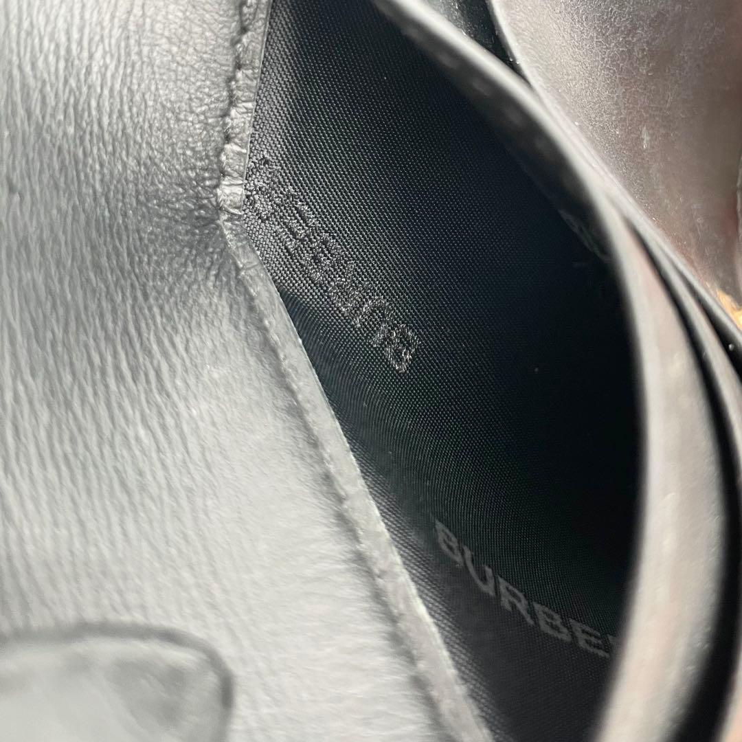 BURBERRY 二つ折り財布　レザー　ブラック　ゴールドロゴ