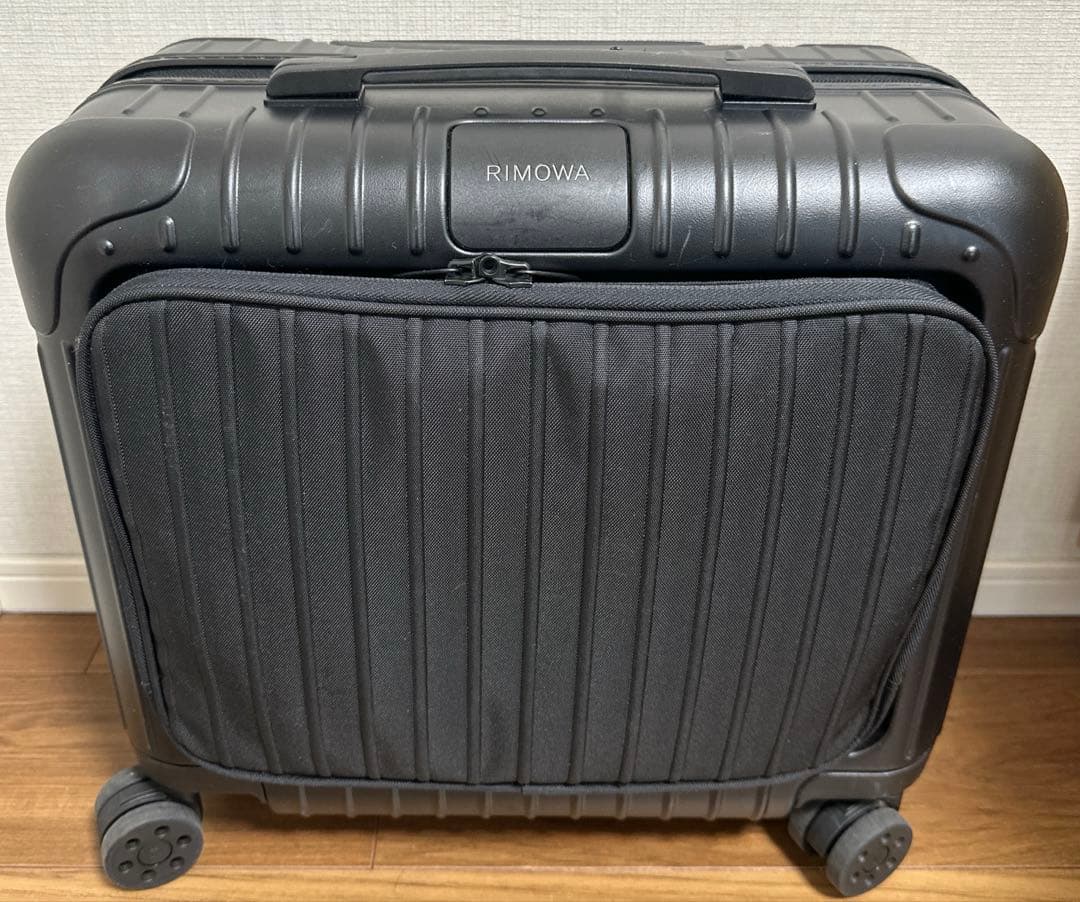 RIMOWA ESSENTIAL SLEEVEコンパクト　黒 スーツケース