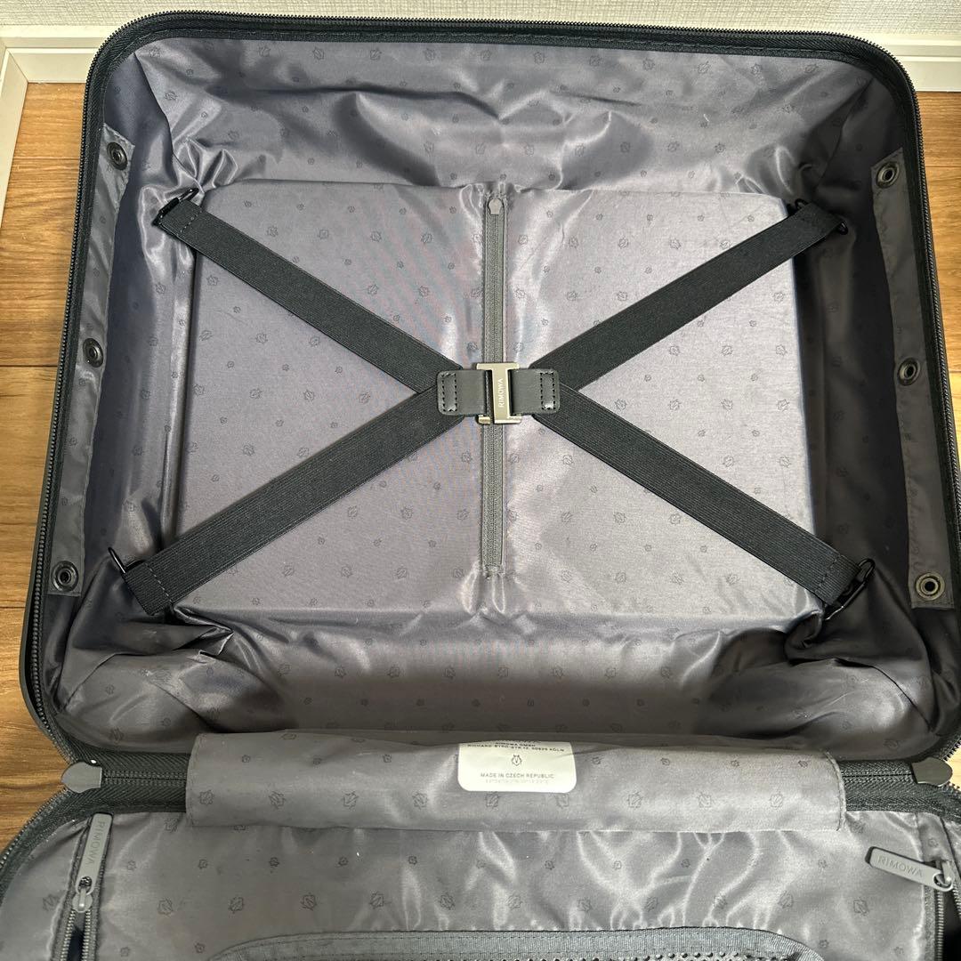 RIMOWA ESSENTIAL SLEEVEコンパクト　黒 スーツケース