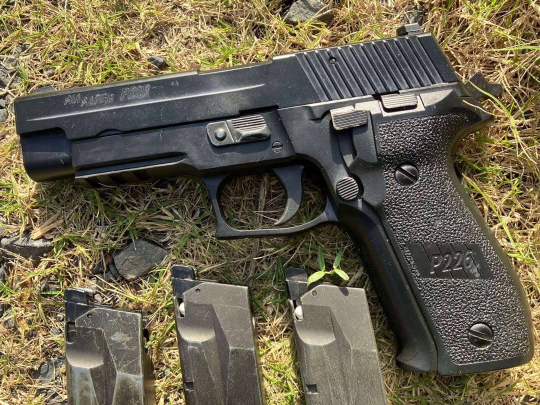 東京マルイ製ガスブローバックハンドガン　P226 中古　マガジン3本