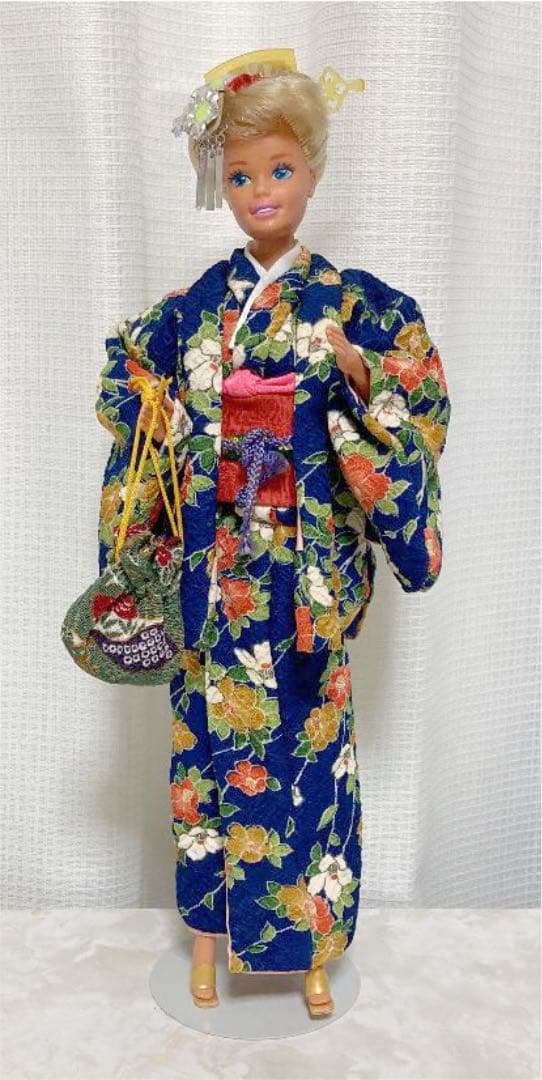 バービー　日本髪(実際の美容院)で結ってもらった、手作りの着物セットをお召しです