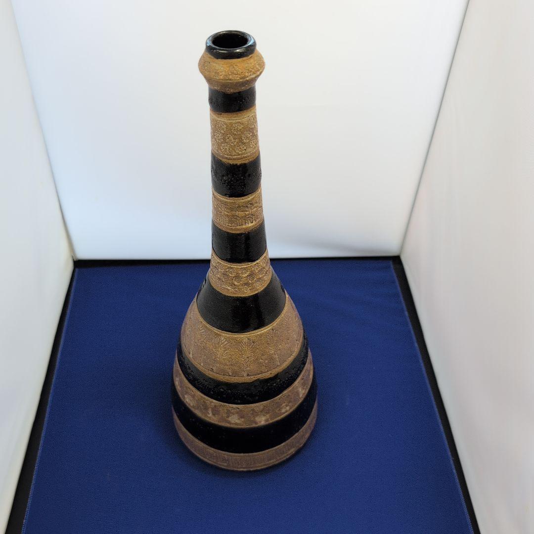 装飾的な黒と金の陶器ボトル